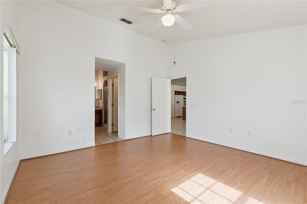 Activo con contrato: $360,000 (3 camas, 2 baños, 1766 Pies cuadrados)