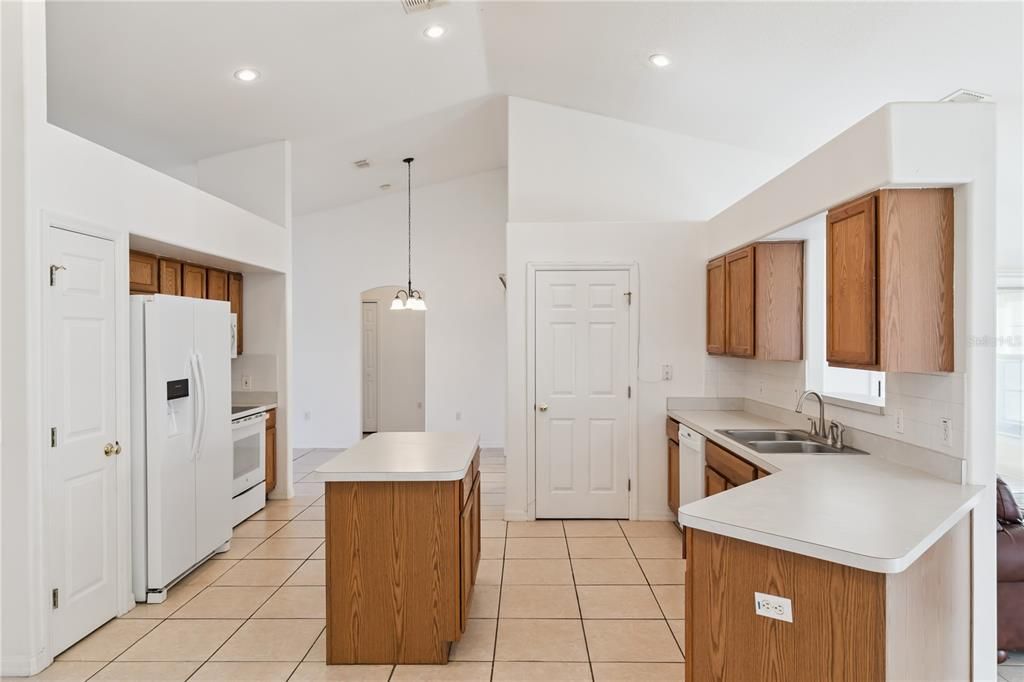 Activo con contrato: $360,000 (3 camas, 2 baños, 1766 Pies cuadrados)