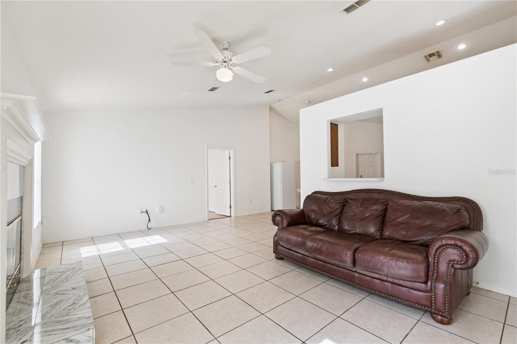 Activo con contrato: $360,000 (3 camas, 2 baños, 1766 Pies cuadrados)