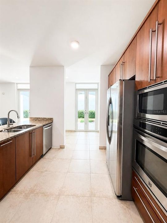 For Sale: $1,200,000 (4 beds, 3 baths, 800 Square Feet)