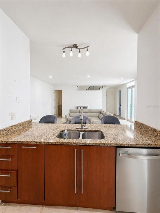 For Sale: $1,200,000 (4 beds, 3 baths, 800 Square Feet)
