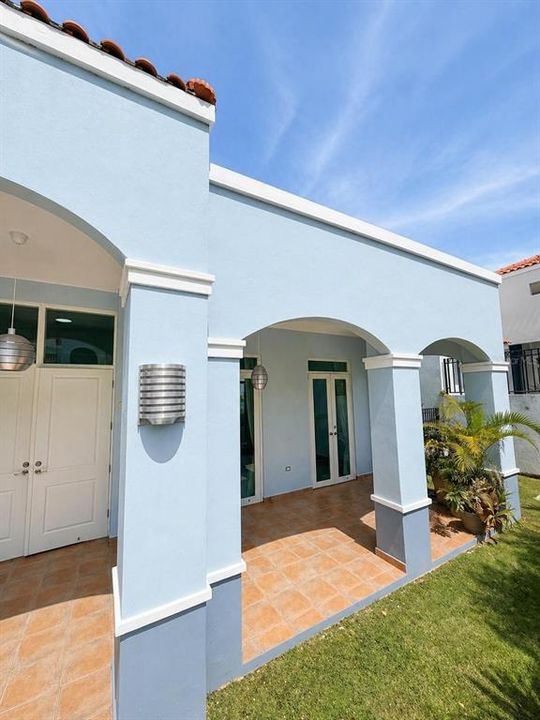 For Sale: $1,200,000 (4 beds, 3 baths, 800 Square Feet)