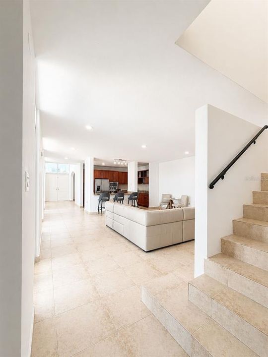 For Sale: $1,200,000 (4 beds, 3 baths, 800 Square Feet)