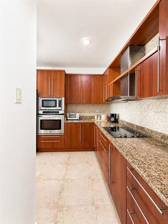 For Sale: $1,200,000 (4 beds, 3 baths, 800 Square Feet)