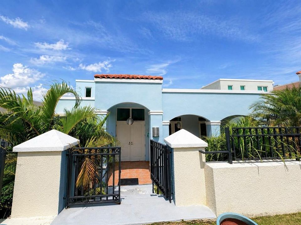 For Sale: $1,200,000 (4 beds, 3 baths, 800 Square Feet)
