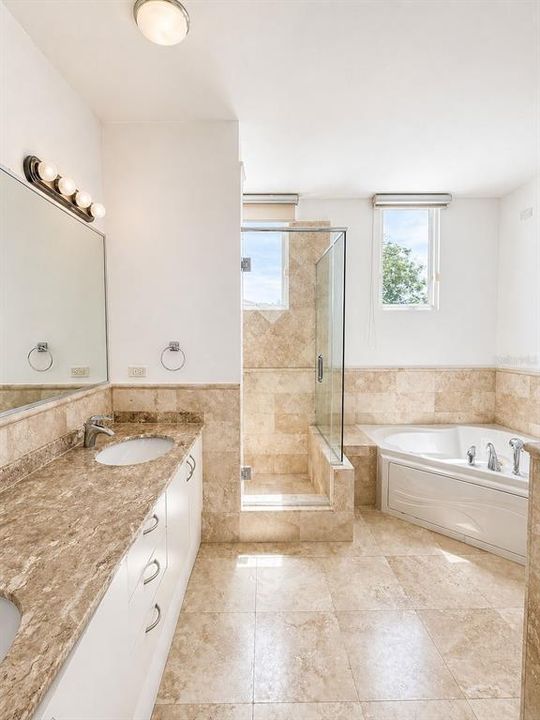 For Sale: $1,200,000 (4 beds, 3 baths, 800 Square Feet)