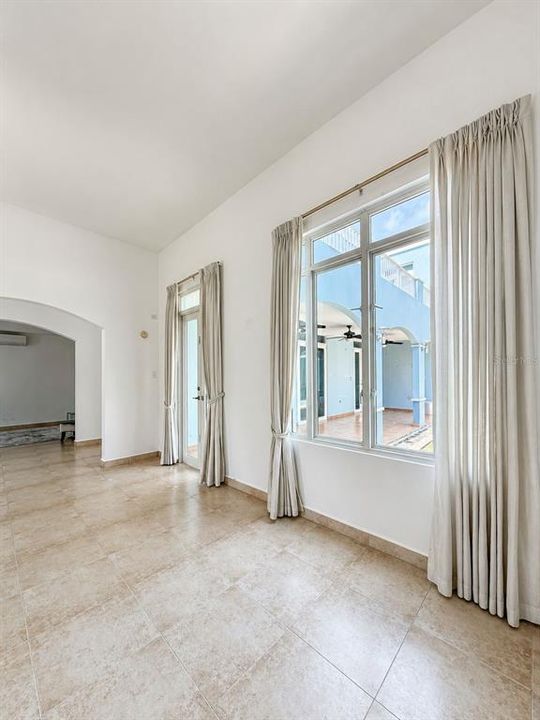 For Sale: $1,200,000 (4 beds, 3 baths, 800 Square Feet)