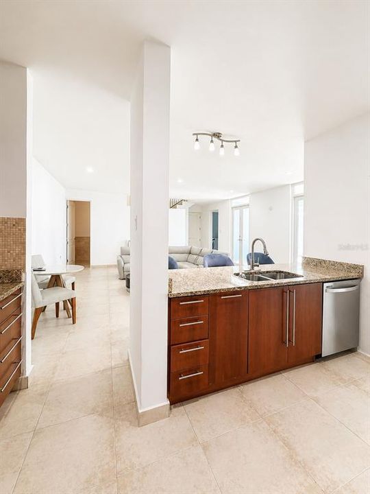 For Sale: $1,200,000 (4 beds, 3 baths, 800 Square Feet)