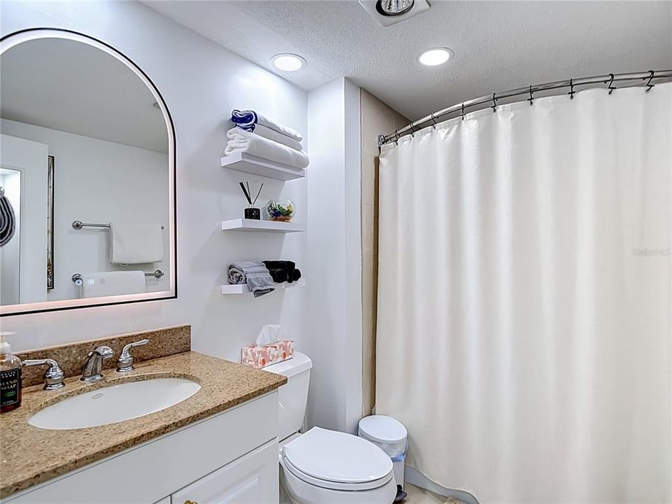 Под контрактом: $199,000 (1 спален, 1 ванн, 825 Квадратных фут)