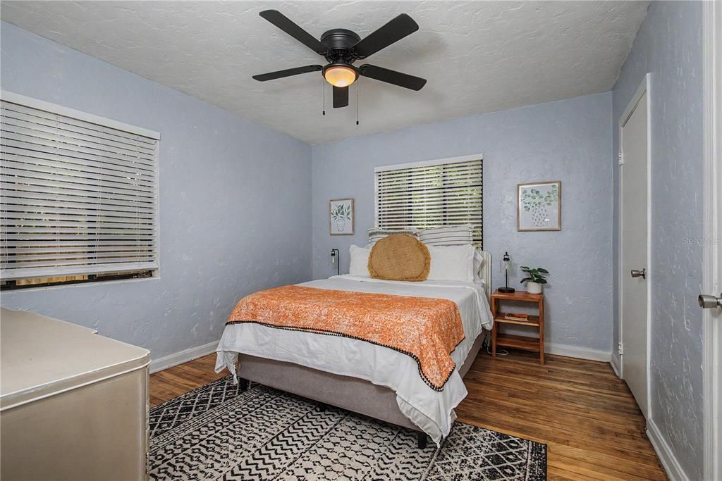 Active With Contract: $225,000 (2 beds, 1 baths, 1214 Square Feet)
