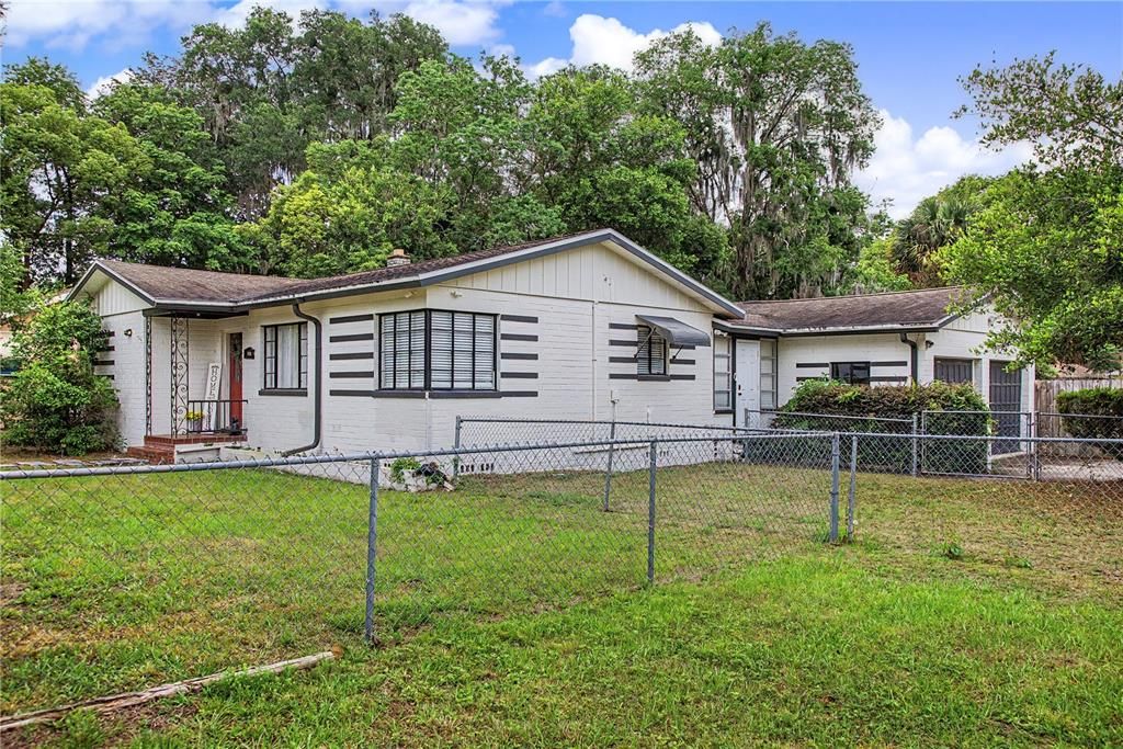 Active With Contract: $225,000 (2 beds, 1 baths, 1214 Square Feet)