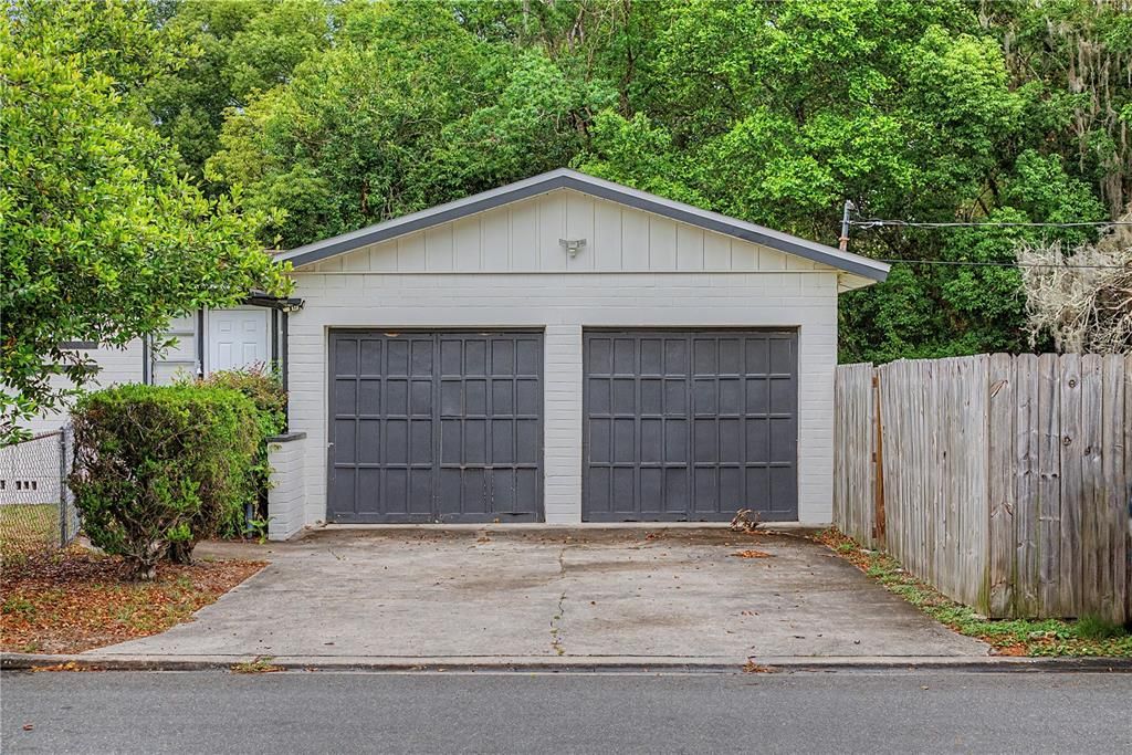 Active With Contract: $225,000 (2 beds, 1 baths, 1214 Square Feet)