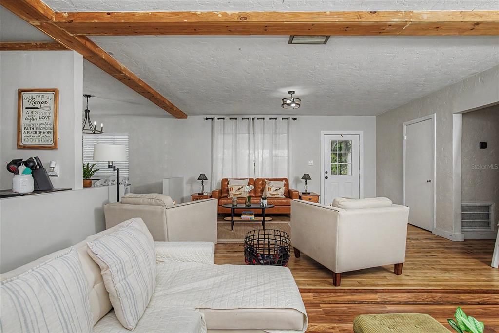 Active With Contract: $225,000 (2 beds, 1 baths, 1214 Square Feet)