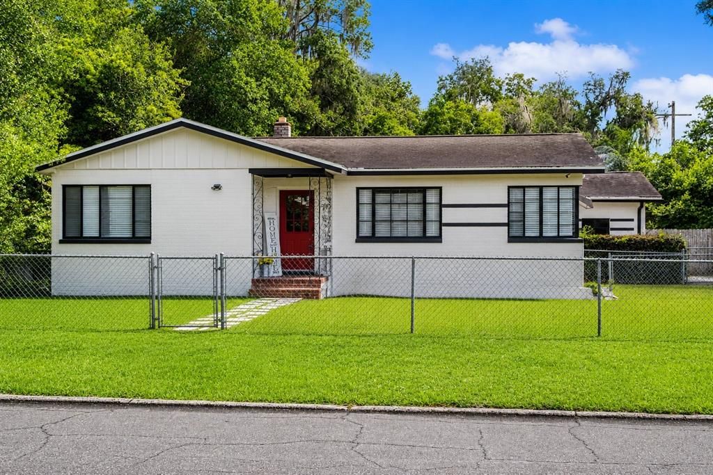 Active With Contract: $225,000 (2 beds, 1 baths, 1214 Square Feet)
