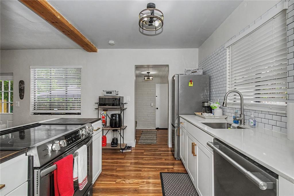 Active With Contract: $225,000 (2 beds, 1 baths, 1214 Square Feet)