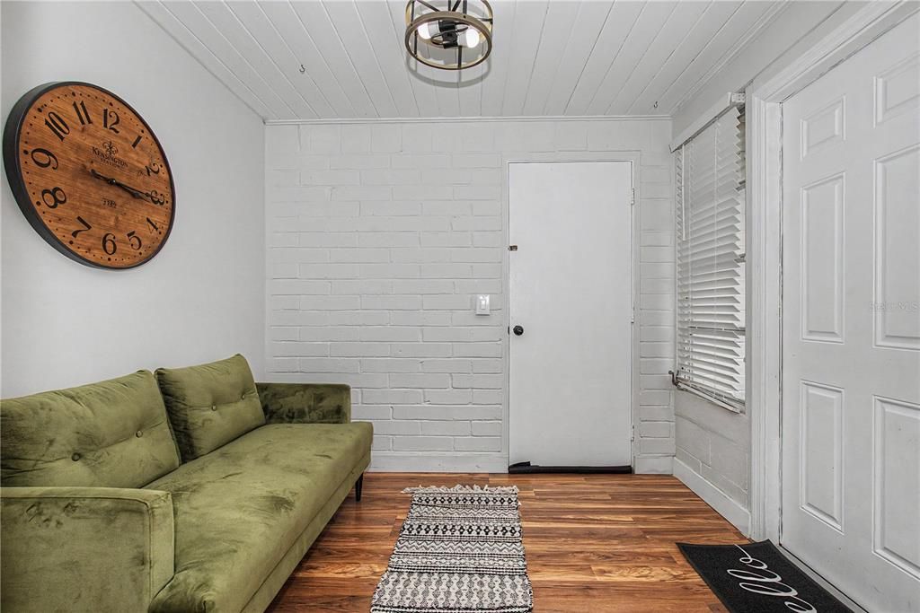 Active With Contract: $225,000 (2 beds, 1 baths, 1214 Square Feet)