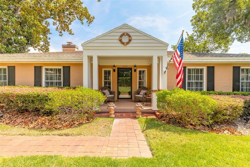 Под контрактом: $1,200,000 (3 спален, 2 ванн, 2158 Квадратных фут)