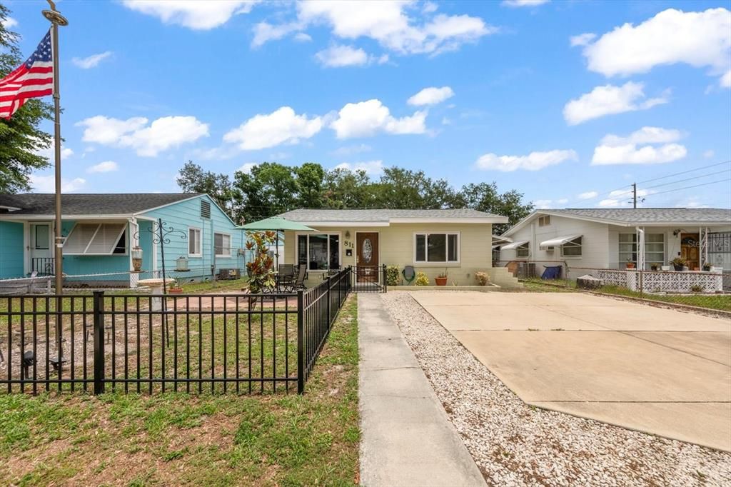 For Sale: $485,000 (3 beds, 2 baths, 1404 Square Feet)