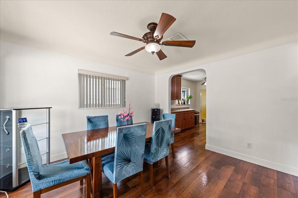 For Sale: $485,000 (3 beds, 2 baths, 1404 Square Feet)