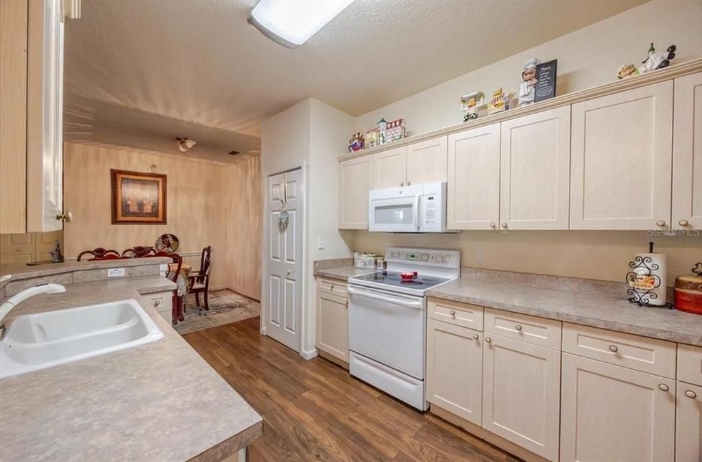 For Sale: $224,900 (2 beds, 2 baths, 1170 Square Feet)