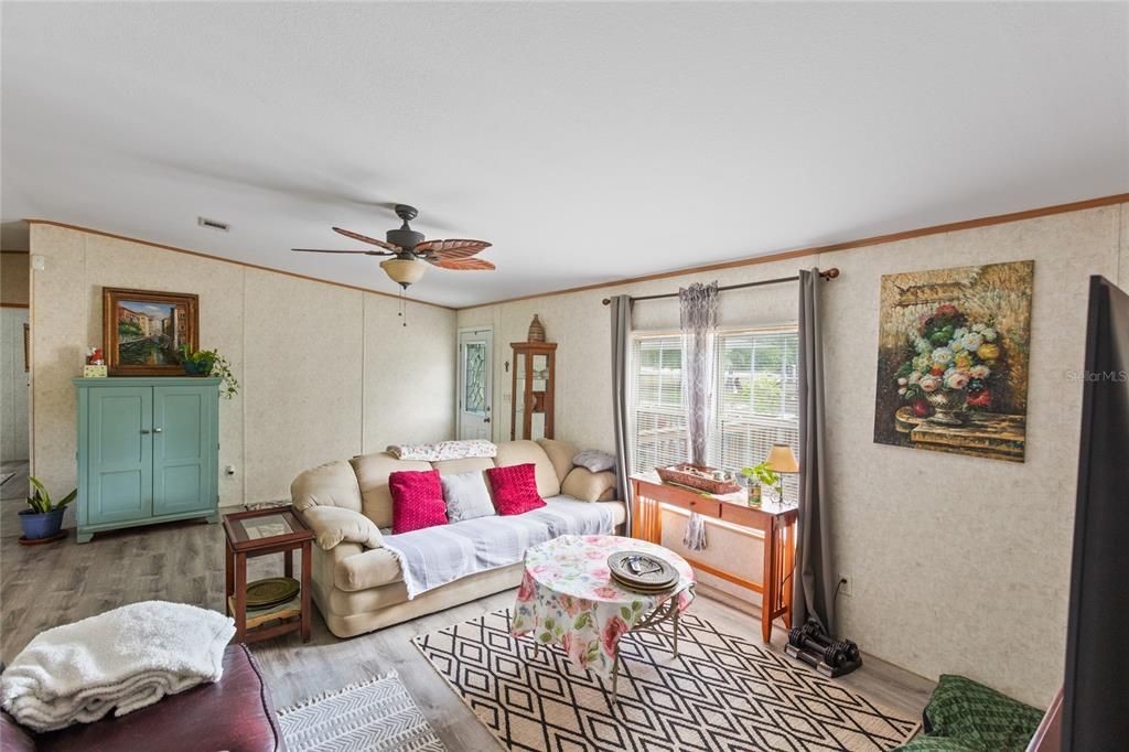 For Sale: $287,700 (3 beds, 2 baths, 1512 Square Feet)
