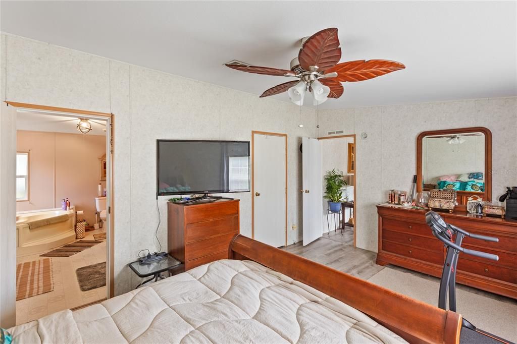 For Sale: $287,700 (3 beds, 2 baths, 1512 Square Feet)
