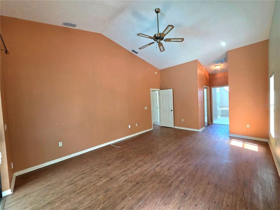 Active With Contract: $474,900 (3 beds, 2 baths, 2274 Square Feet)