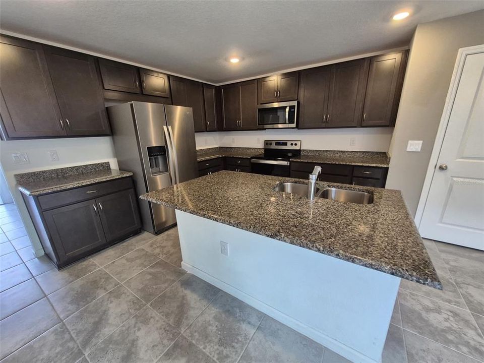 В аренду: $1,900 (3 спален, 2 ванн, 1319 Квадратных фут)