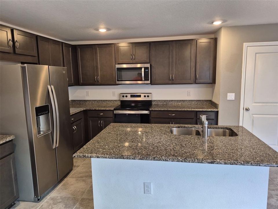 В аренду: $1,900 (3 спален, 2 ванн, 1319 Квадратных фут)