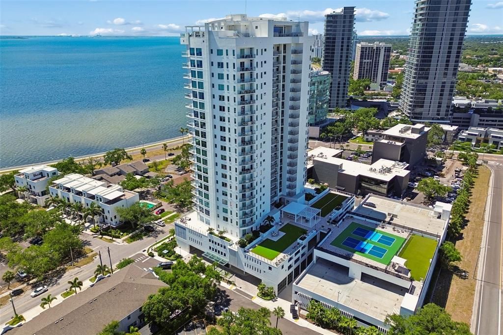 合同活跃: $12,000 (2 贝兹, 2 浴室, 2176 平方英尺)