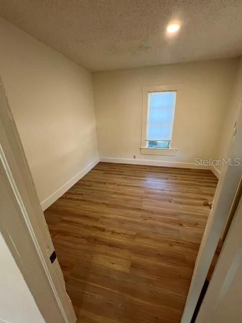 Activo con contrato: $1,800 (3 camas, 1 baños, 957 Pies cuadrados)