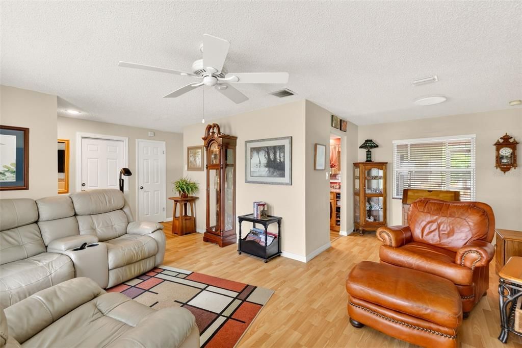 Activo con contrato: $298,000 (3 camas, 2 baños, 1415 Pies cuadrados)