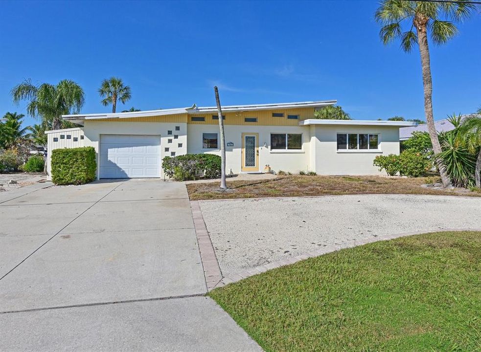 Active With Contract: $1,150,000 (2 beds, 2 baths, 1269 Square Feet)