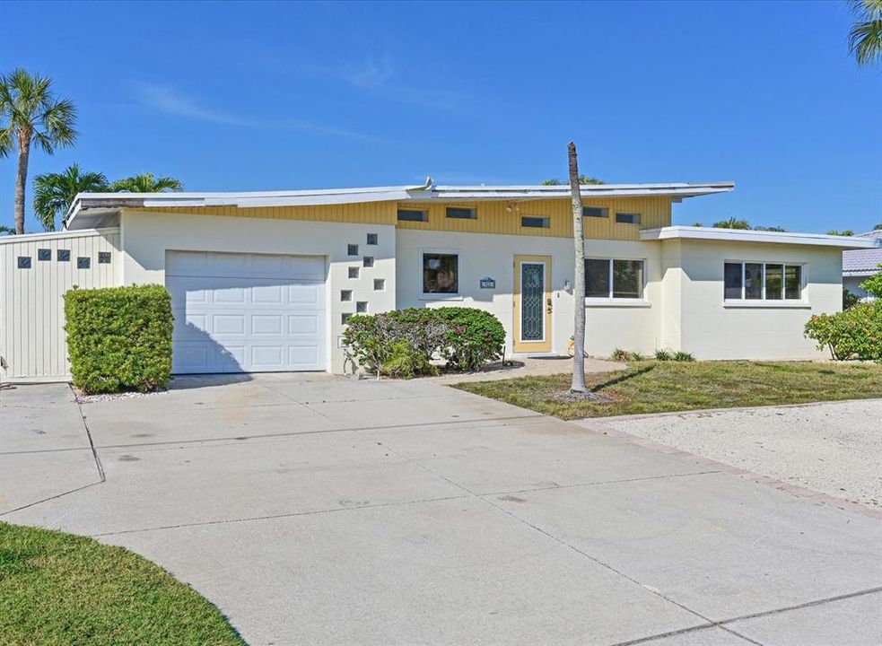 Active With Contract: $1,150,000 (2 beds, 2 baths, 1269 Square Feet)
