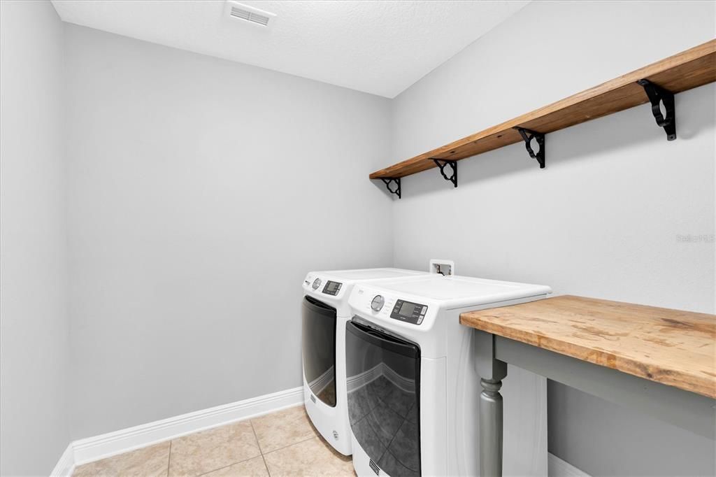 Activo con contrato: $659,000 (4 camas, 2 baños, 2606 Pies cuadrados)