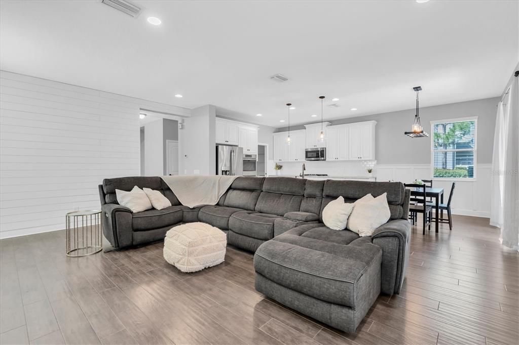 Activo con contrato: $659,000 (4 camas, 2 baños, 2606 Pies cuadrados)