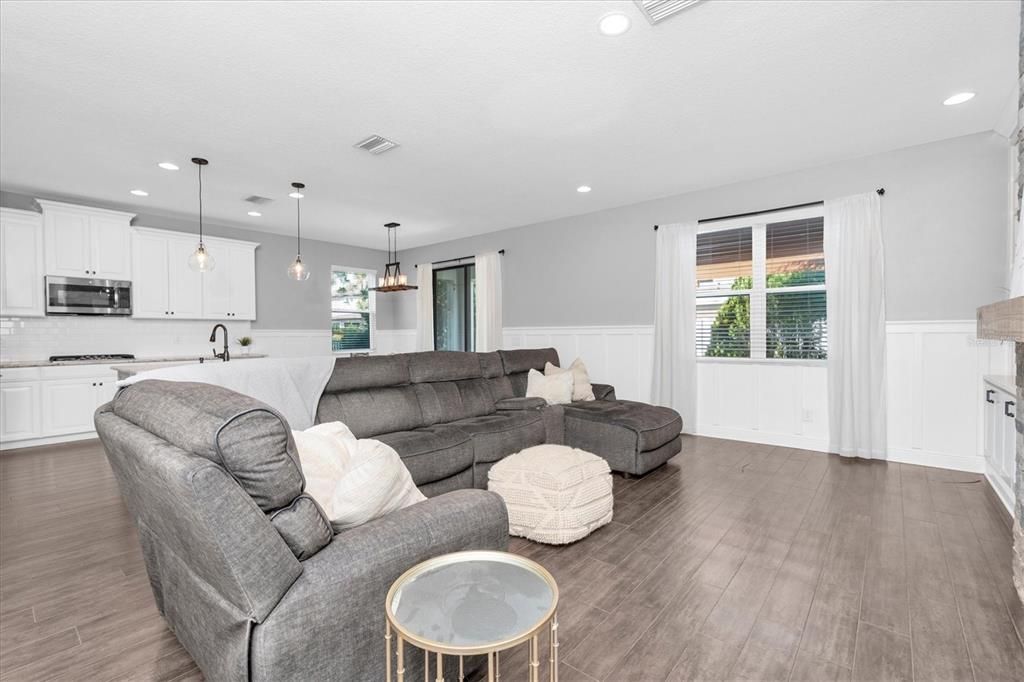 Activo con contrato: $659,000 (4 camas, 2 baños, 2606 Pies cuadrados)