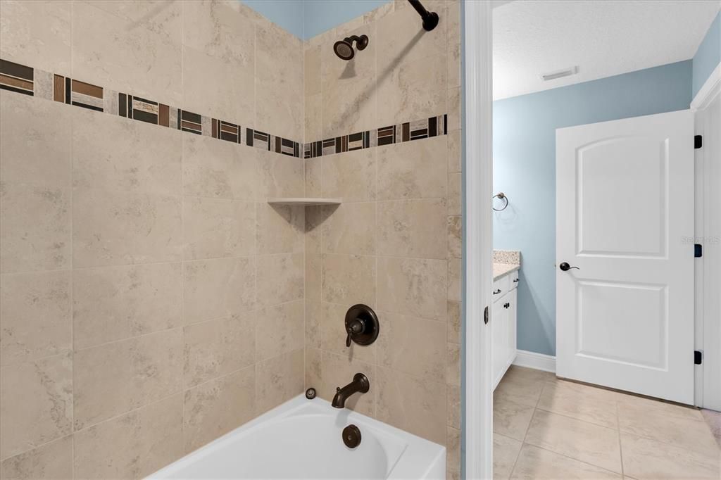 Activo con contrato: $659,000 (4 camas, 2 baños, 2606 Pies cuadrados)