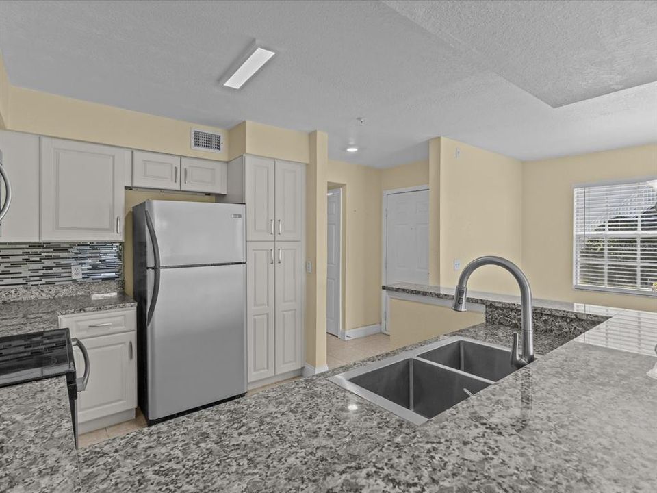 Active With Contract: $225,000 (2 beds, 2 baths, 1288 Square Feet)