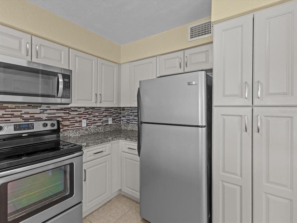 Active With Contract: $225,000 (2 beds, 2 baths, 1288 Square Feet)