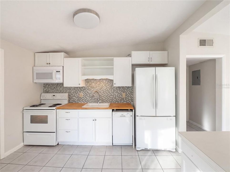 For Sale: $230,000 (2 beds, 1 baths, 875 Square Feet)