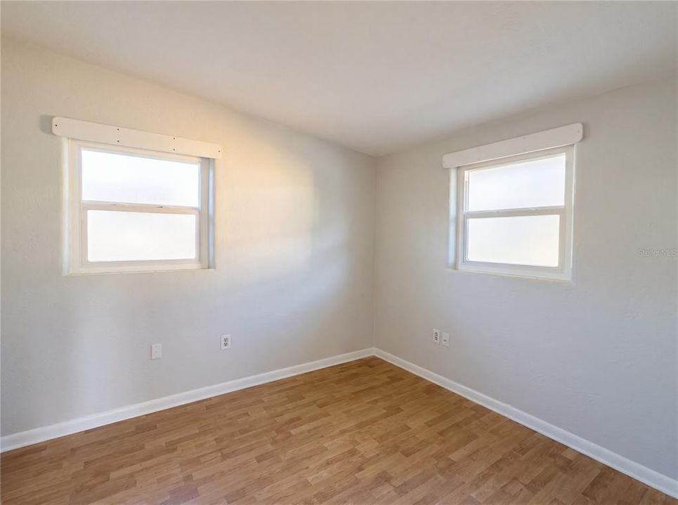 For Sale: $230,000 (2 beds, 1 baths, 875 Square Feet)