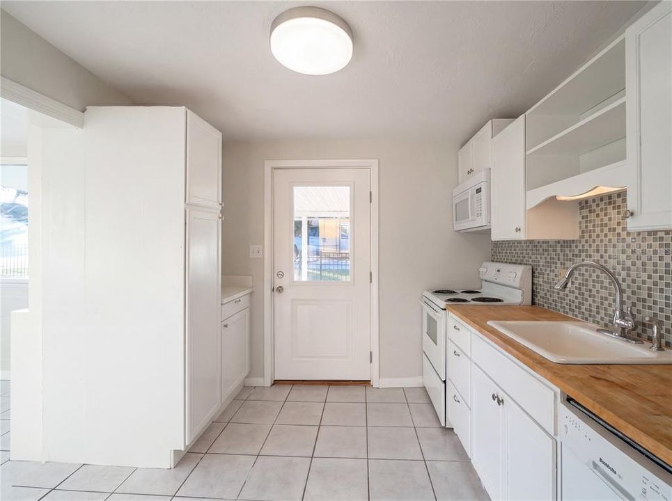 For Sale: $230,000 (2 beds, 1 baths, 875 Square Feet)
