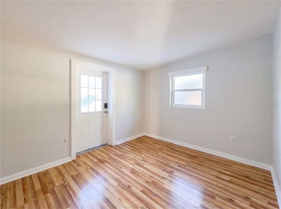 For Sale: $230,000 (2 beds, 1 baths, 875 Square Feet)