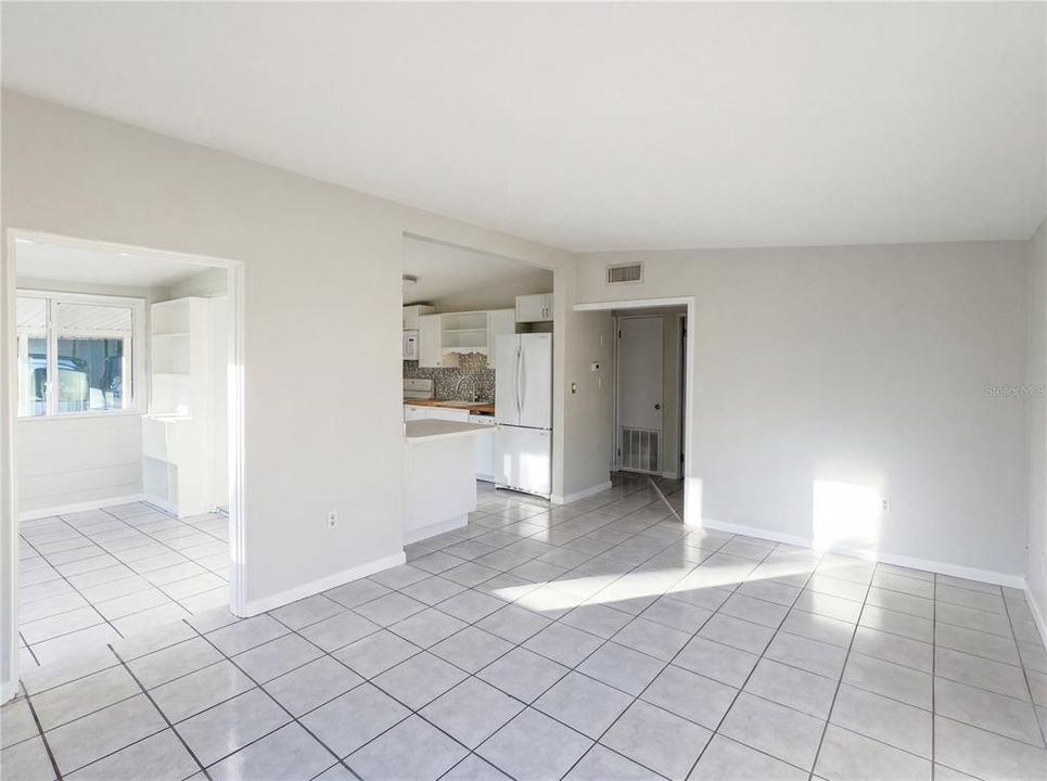 For Sale: $230,000 (2 beds, 1 baths, 875 Square Feet)