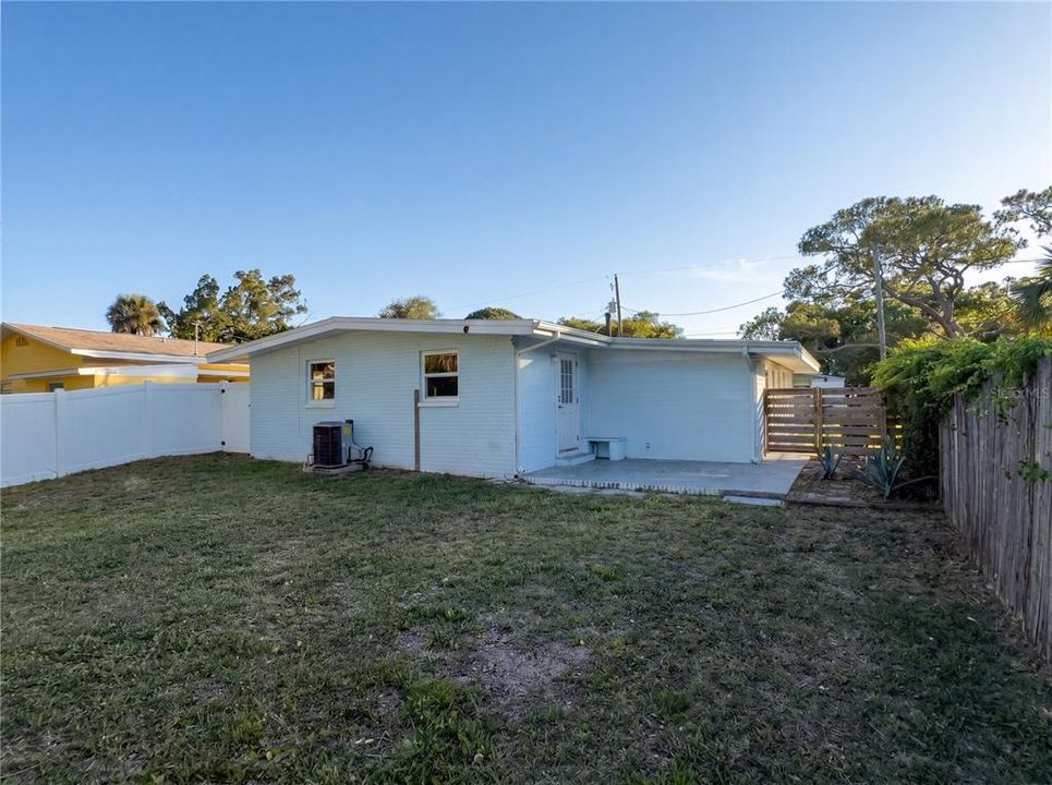 For Sale: $230,000 (2 beds, 1 baths, 875 Square Feet)