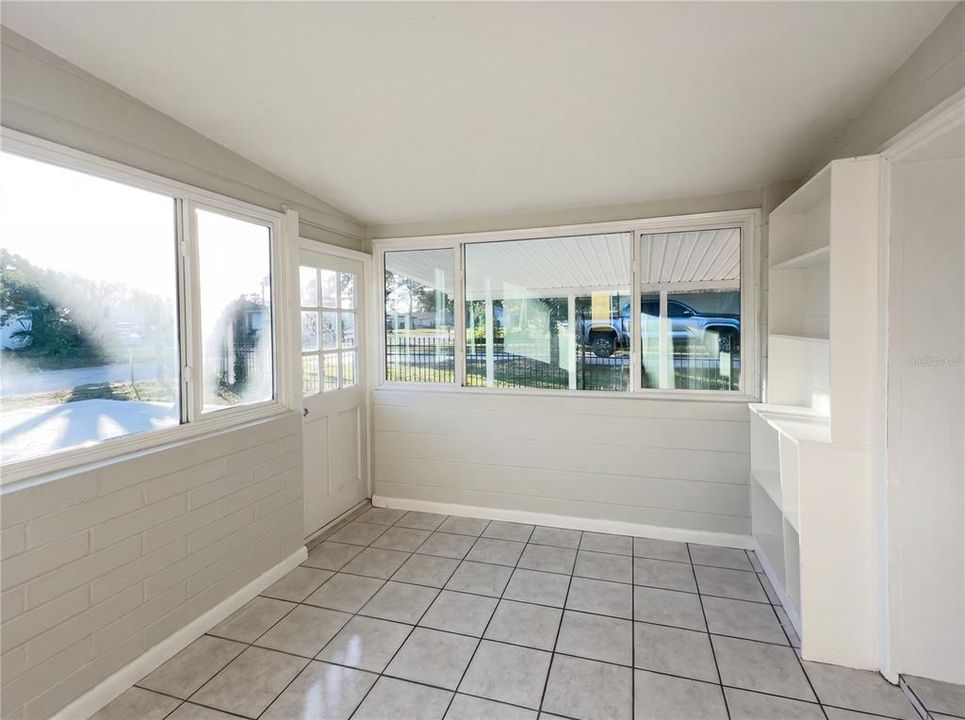 For Sale: $230,000 (2 beds, 1 baths, 875 Square Feet)