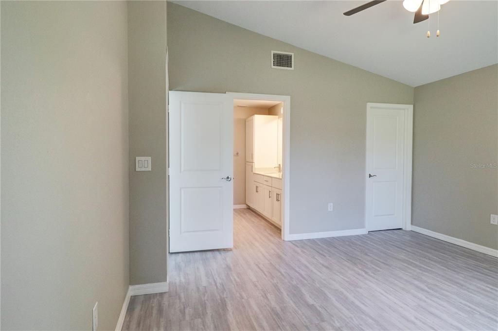 Activo con contrato: $299,900 (4 camas, 2 baños, 1553 Pies cuadrados)
