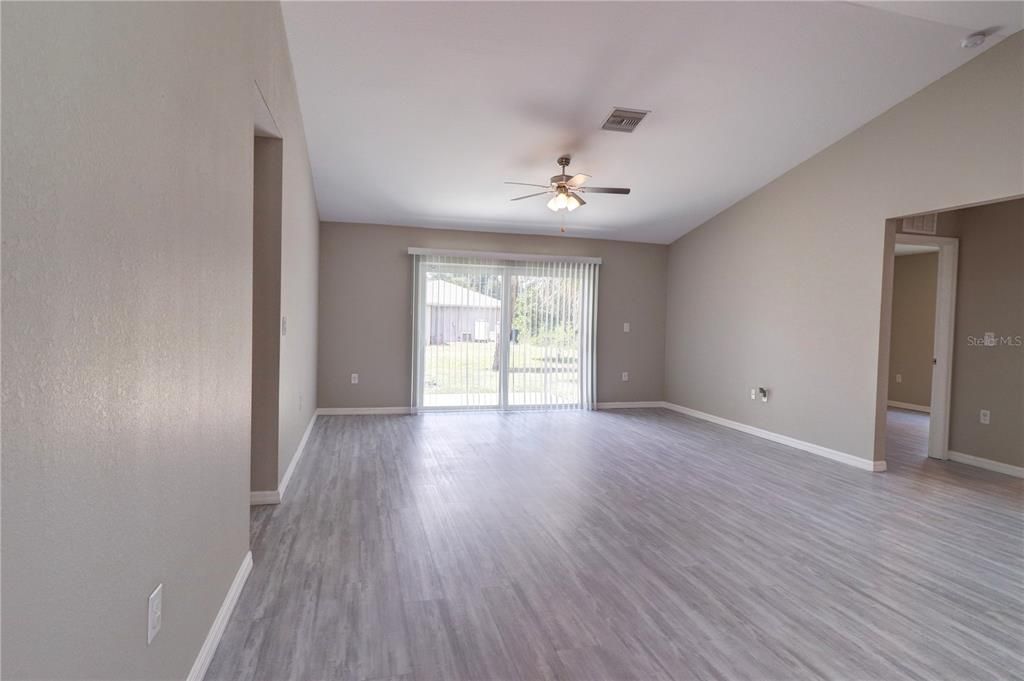 Activo con contrato: $299,900 (4 camas, 2 baños, 1553 Pies cuadrados)