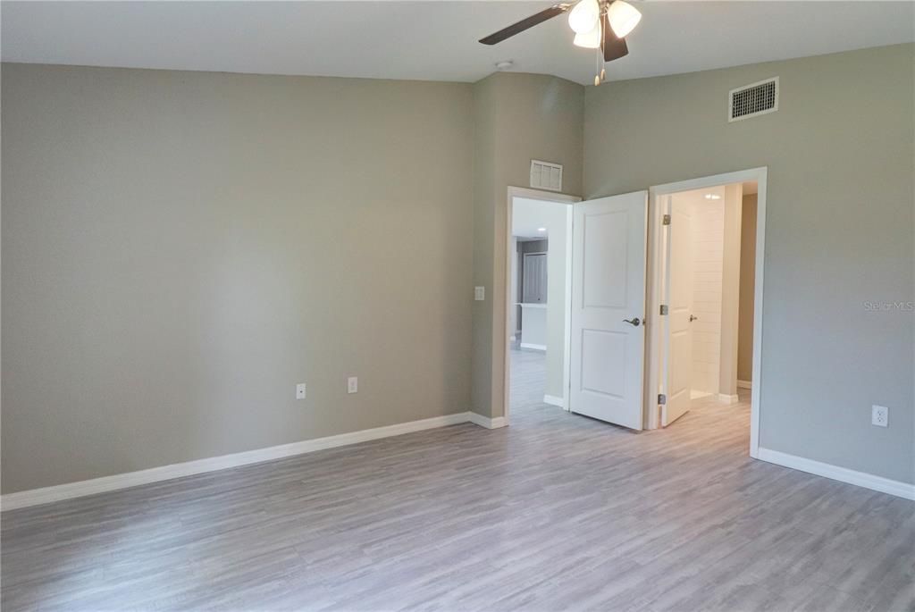 Activo con contrato: $299,900 (4 camas, 2 baños, 1553 Pies cuadrados)